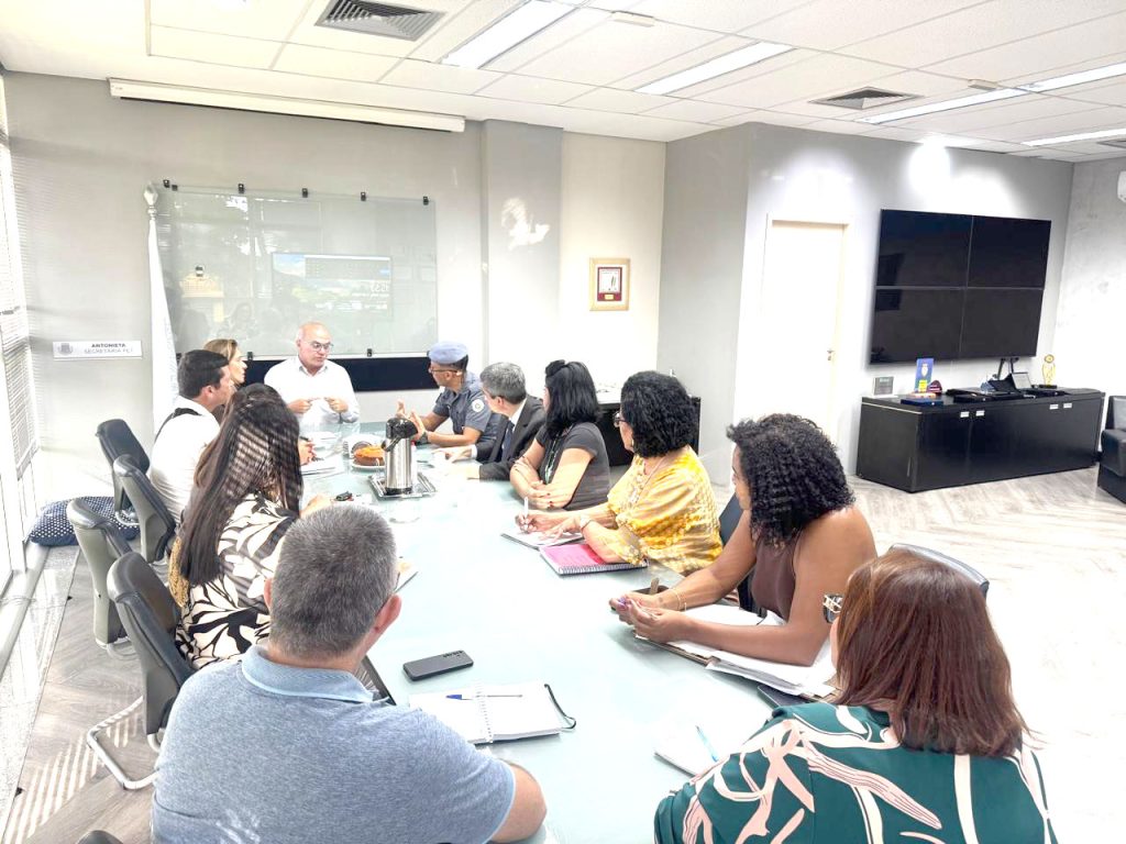 Prefeitura e órgãos de segurança alinham fluxo de atendimento à mulher vítima de violência