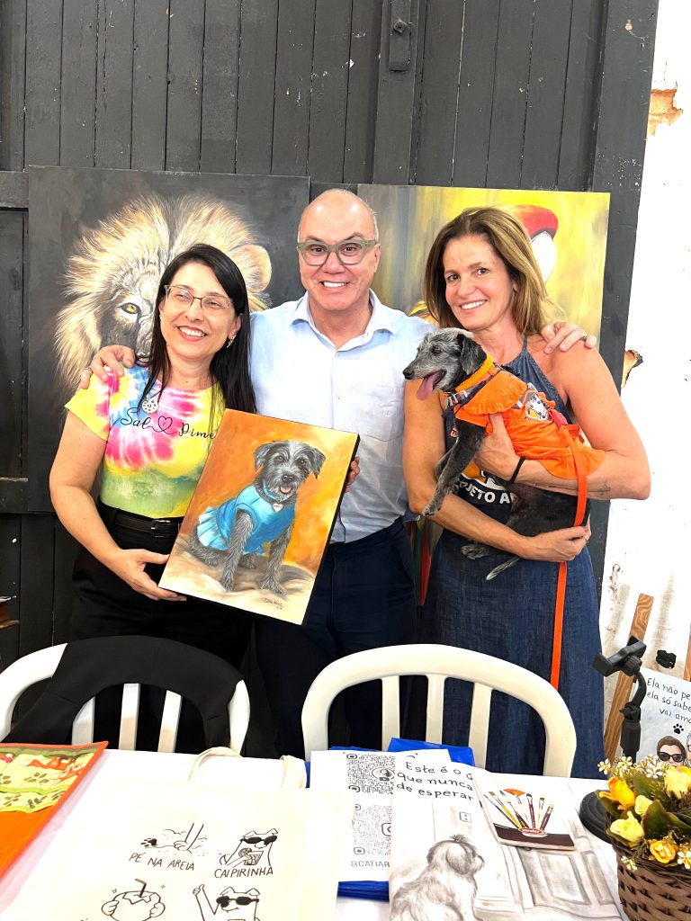 Artista de Pindamonhangaba homenageia Antonieta durante feira especial “Mães de Pet”