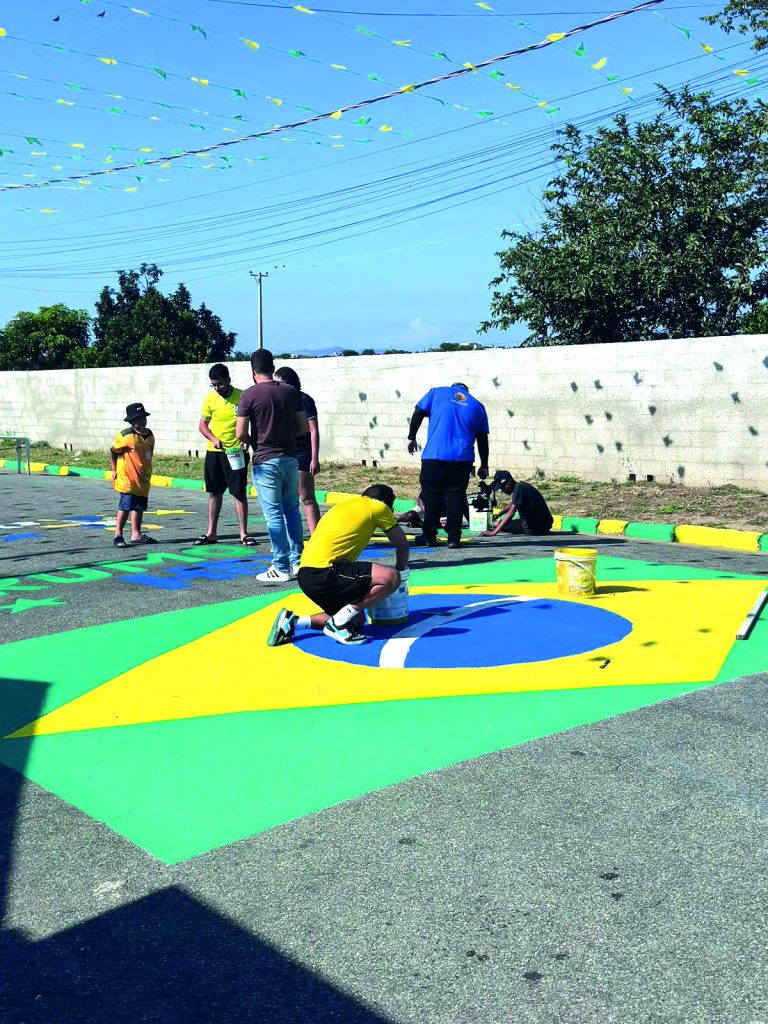 Rua pintada para Copa do Mundo vira atração no Araretama
