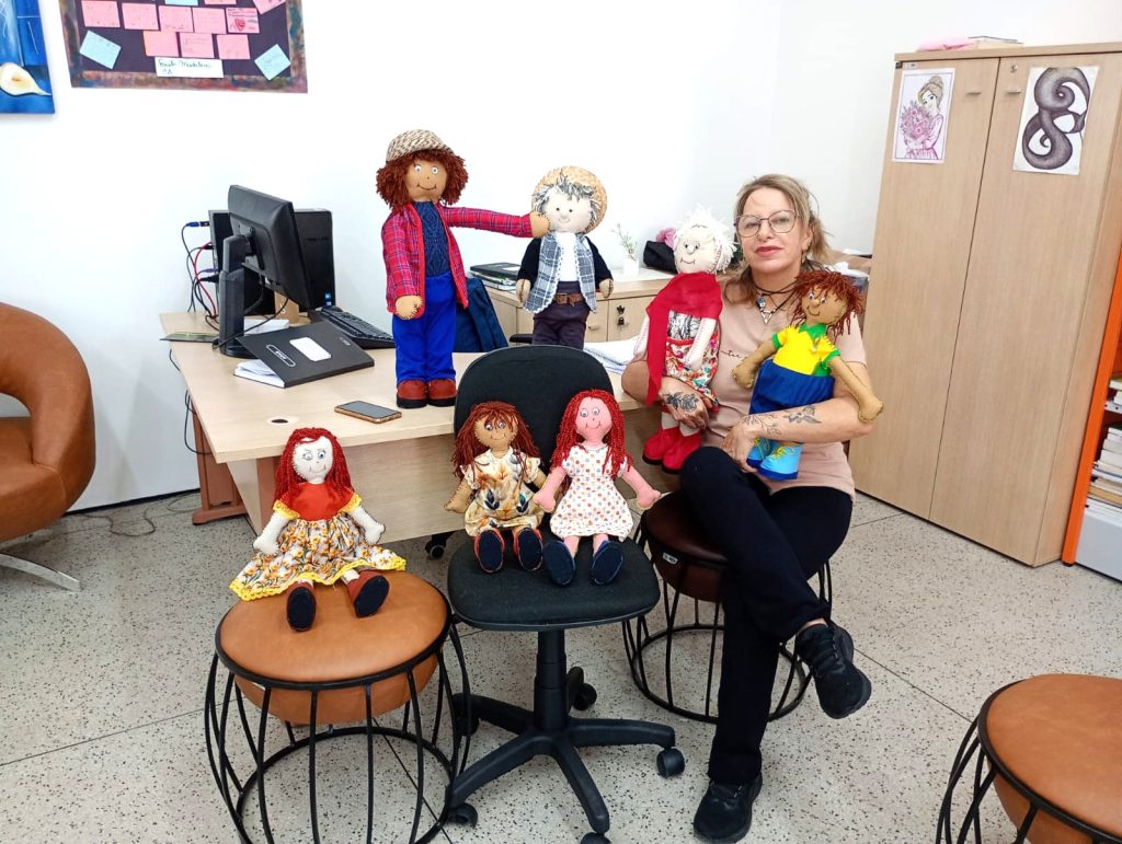 Biblioteca do Centro Cultural do Araretama recebe contribuição de artesã para decoração do espaço