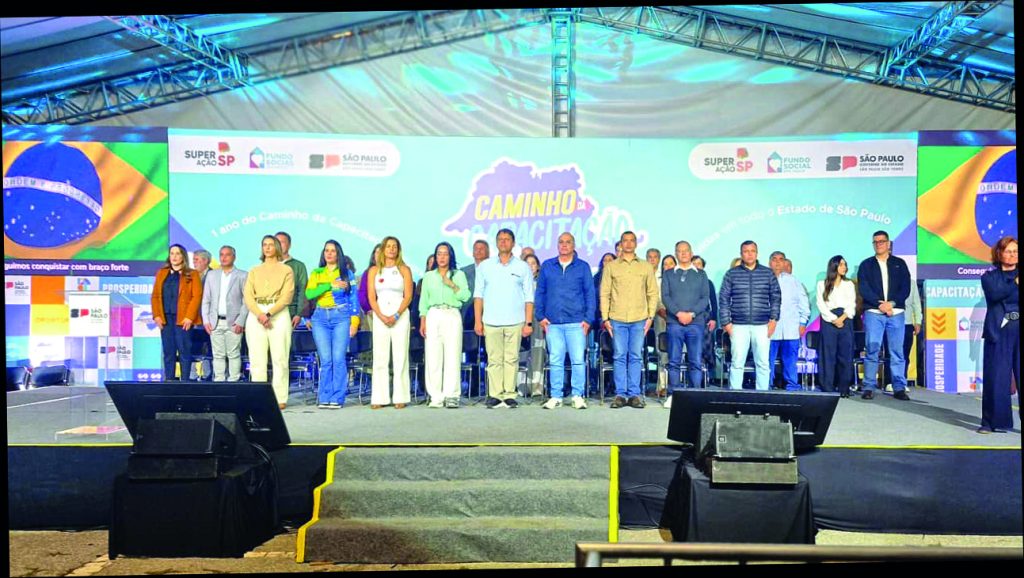 Governador e prefeito entregam certificados de Programa de Capacitação Profissional