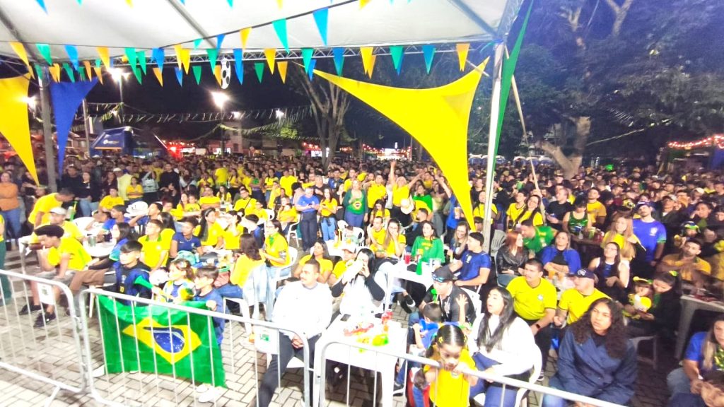Copa na Praça reúne milhares de torcedores e terá estrutura ampliada para próximo jogo do Brasil