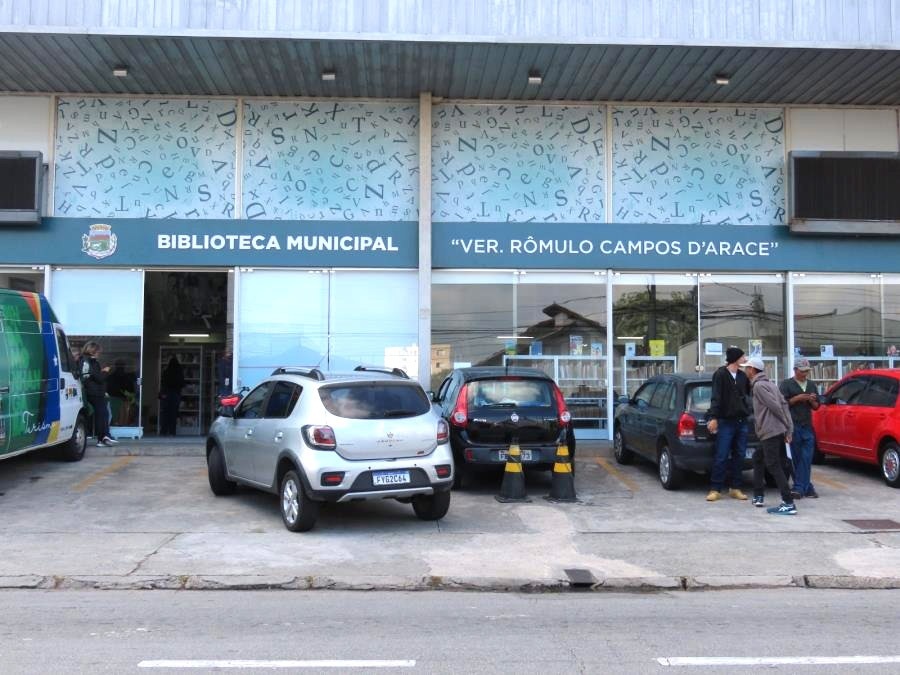 Biblioteca recebe espetáculo infantil “Gata Borralheira Tem Chulé e Tem Frieira” neste sábado (20)