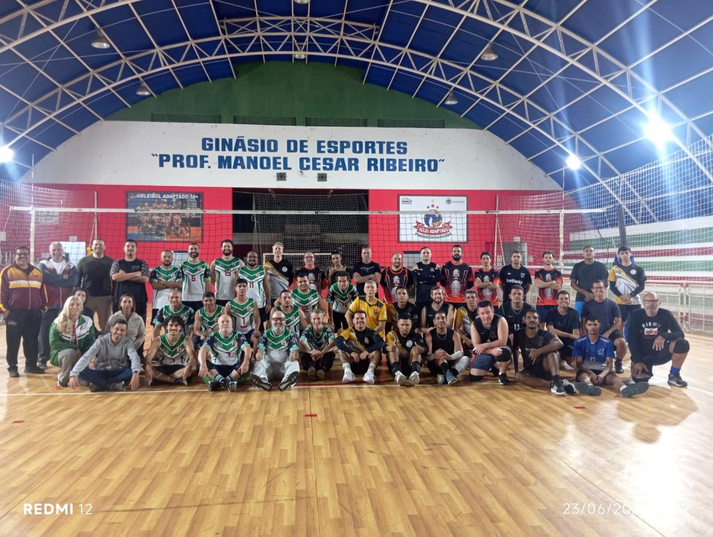 Encontro de Vôlei Master reforça os laços nas quadras da cidade