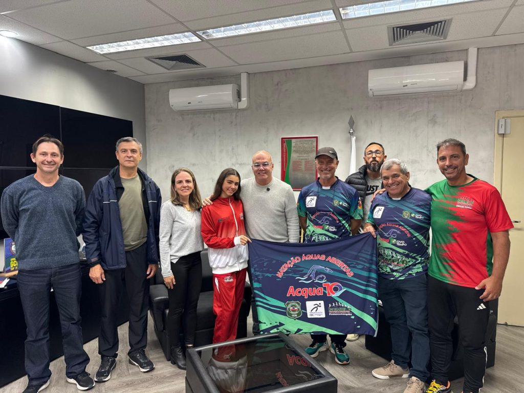Após três ouros em competição nacional, atleta de natação recebe homenagem em Pindamonhangaba