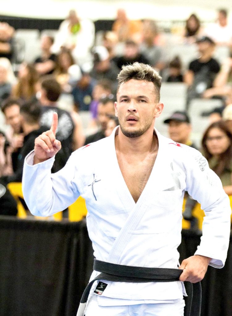 Sensei de Pindamonhangaba conquista cinturão no 15º Desafio The King 2026 em Caçapava