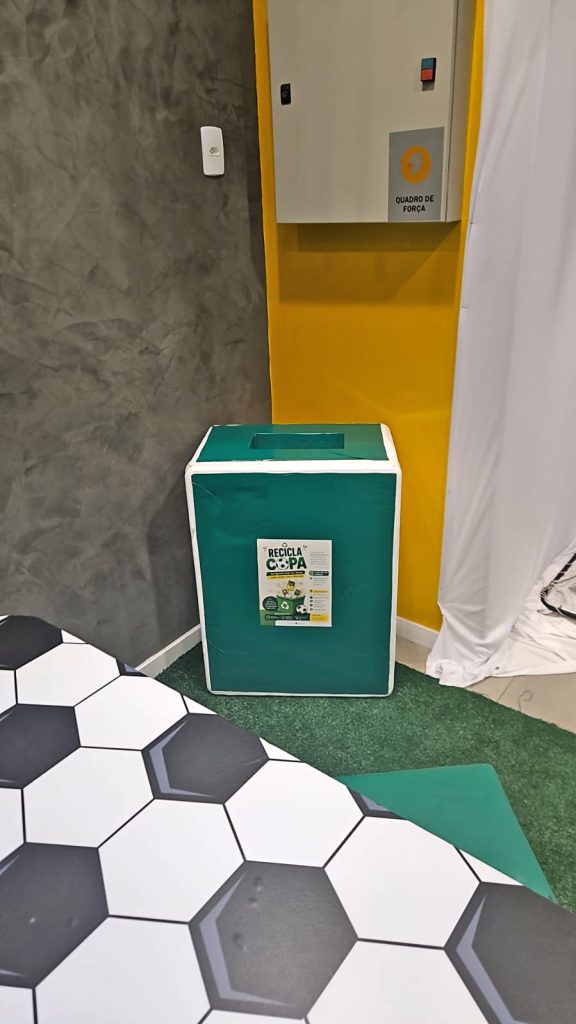 Pinda coleta verso das figurinhas da Copa para encaminhar à reciclagem