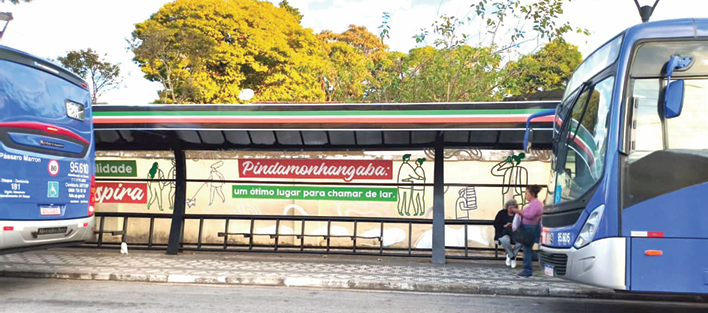 Pontos de ônibus ganham nova identidade e destacam Pinda como líder em qualidade de vida