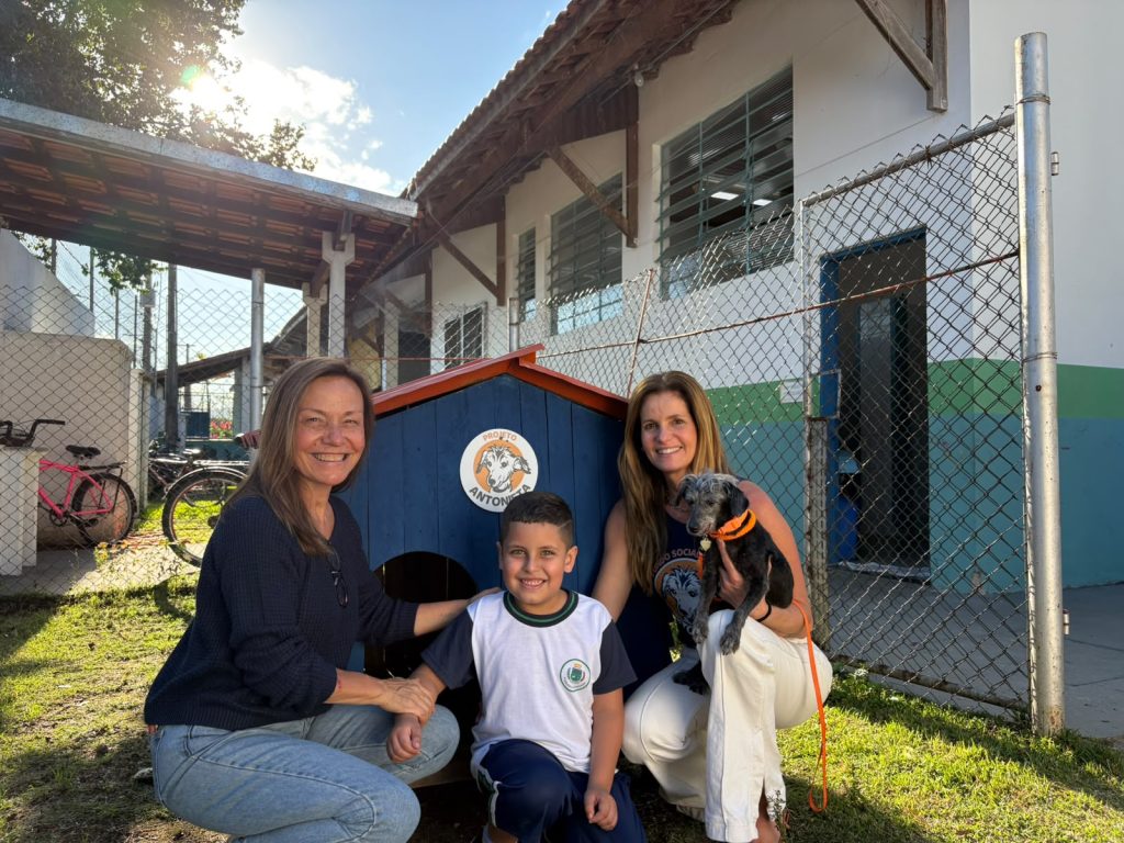 Escola Municipal do Residencial Primavera adota cão resgatado promovendo exemplo de cuidado e proteção animal