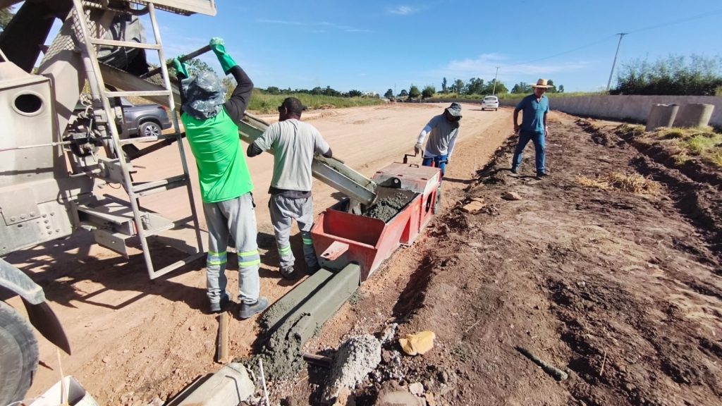 Prefeitura avança com serviços estruturais e prepara pavimentação da nova avenida entre Araretama e Vila Rica