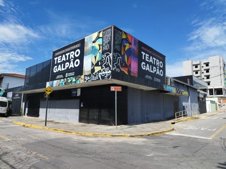 Teatro Galpão recebe espetáculo gratuito “Por um Mundo Cheio de Narizes Vermelhos” neste domingo