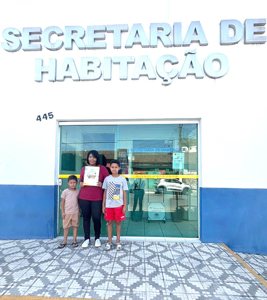 Secretaria de Habitação entrega contrato de doação e avança na regularização de imóveis no Castolira