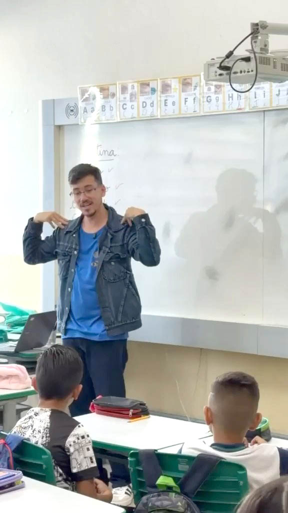 Aulas de inglês unem brincadeiras, música e literatura para tornar aprendizado mais divertido na rede municipal