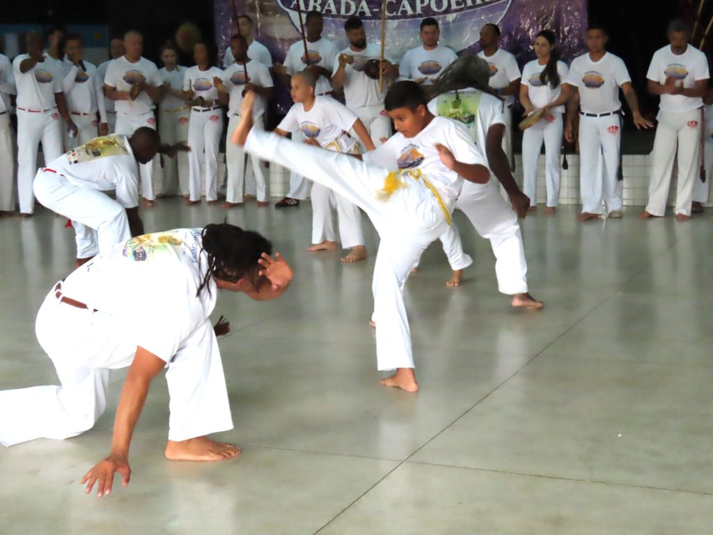 Aulas gratuitas de capoeira são oferecidas em centros comunitários