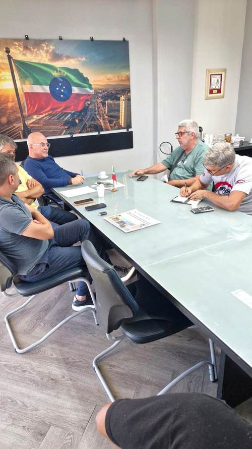 Prefeitura reúne comerciantes da Praça da Bíblia para discutir melhorias no espaço