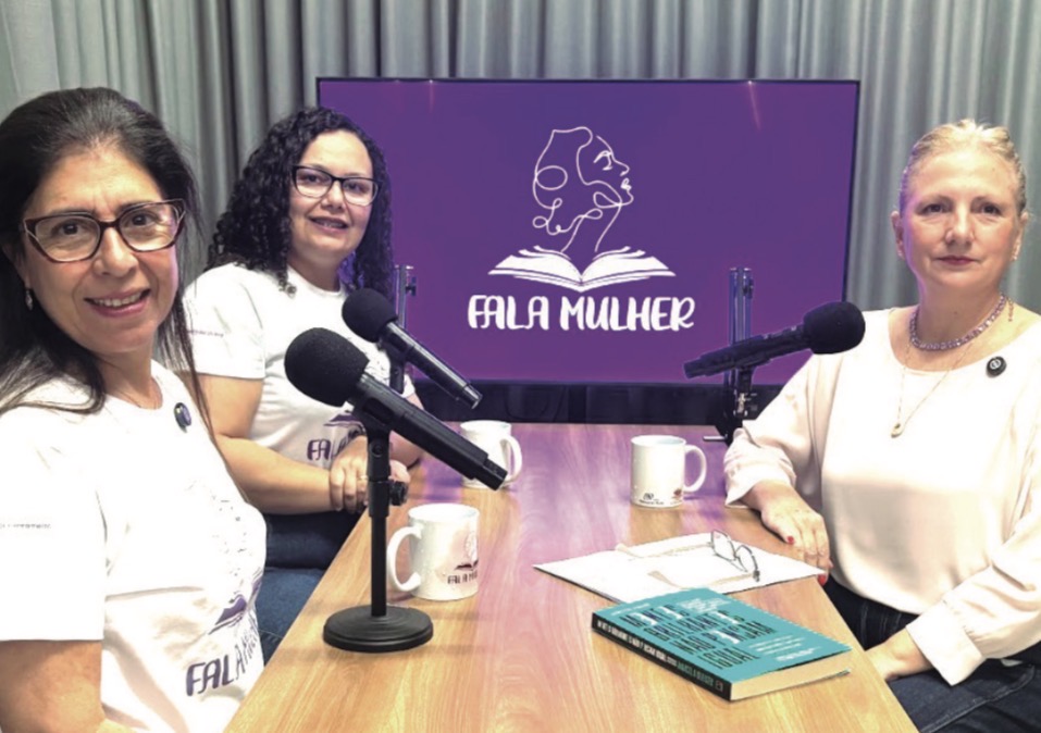 Tecnologia, IA e novas possibilidades para a educação e os negócios no Podcast Fala Mulher, com a professora Carla Gomes