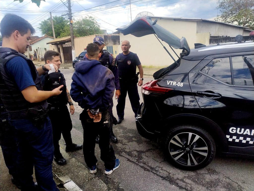 Ação rápida da GCM resulta em abordagem após fuga e apreensão de munições e entorpecentes