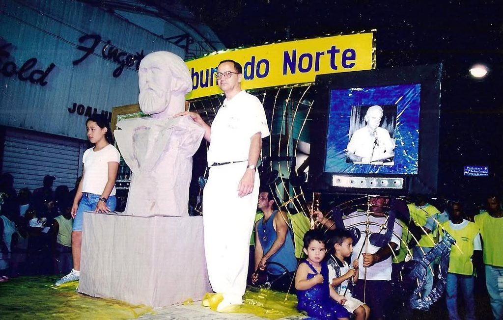 Jornal Tribuna do Norte recebe Busto de João Romeiro como presente de 120 anos