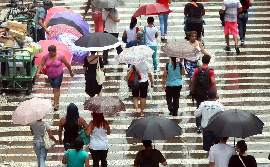 Alerta para temporais no Vale do Paraíba reforça a importância de manter ruas e bueiros livres de resíduos