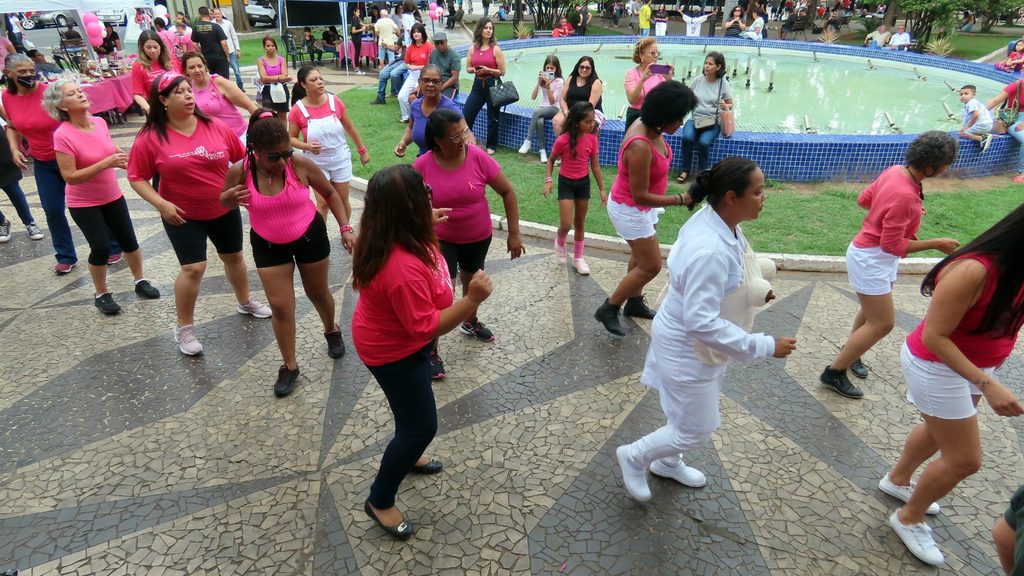 Praça Monsenhor Marcondes recebe caminhada e orientações do ‘Outubro Rosa’