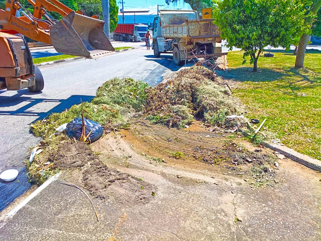 Serviços de limpeza e retirada de mato são realizados em diversos bairros do município