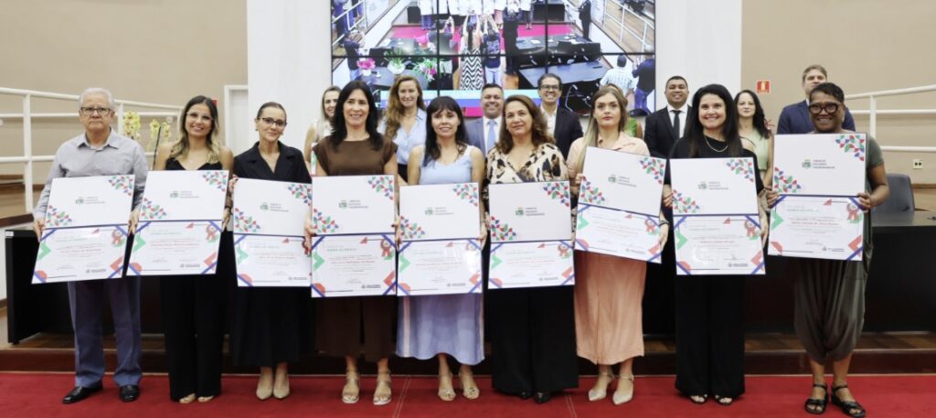 Orgulho, honra e gratidão: Professores são lembrados e homenageados pela Câmara de Pindamonhangaba